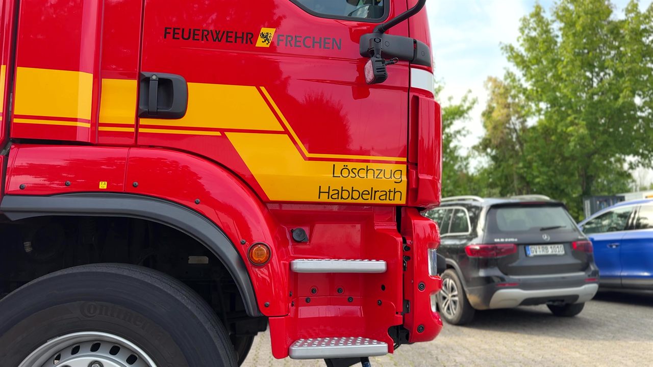 Detail — Feuerwehr Frechen Logo am Fahrzeug